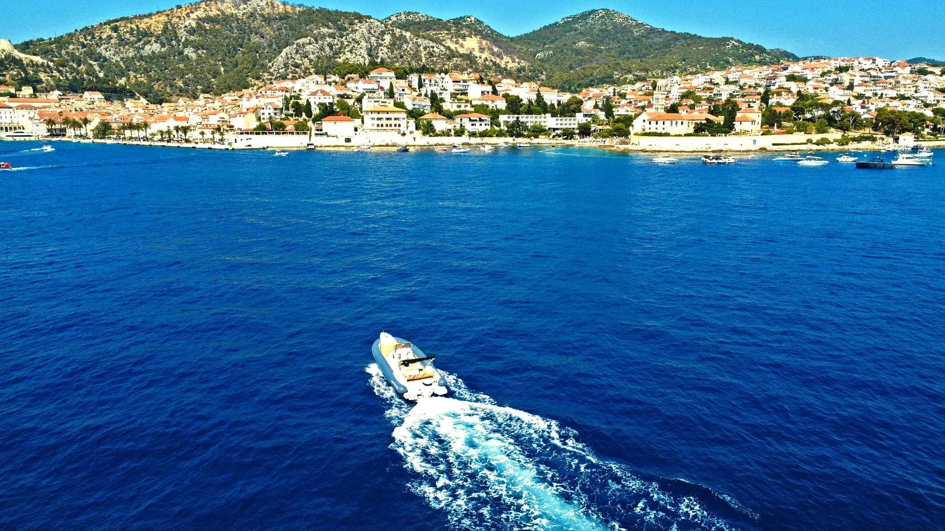 Marlin 790 Pro in front of Hvar panorama